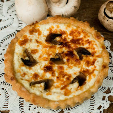 Quiche Lorraine servida em travessa.