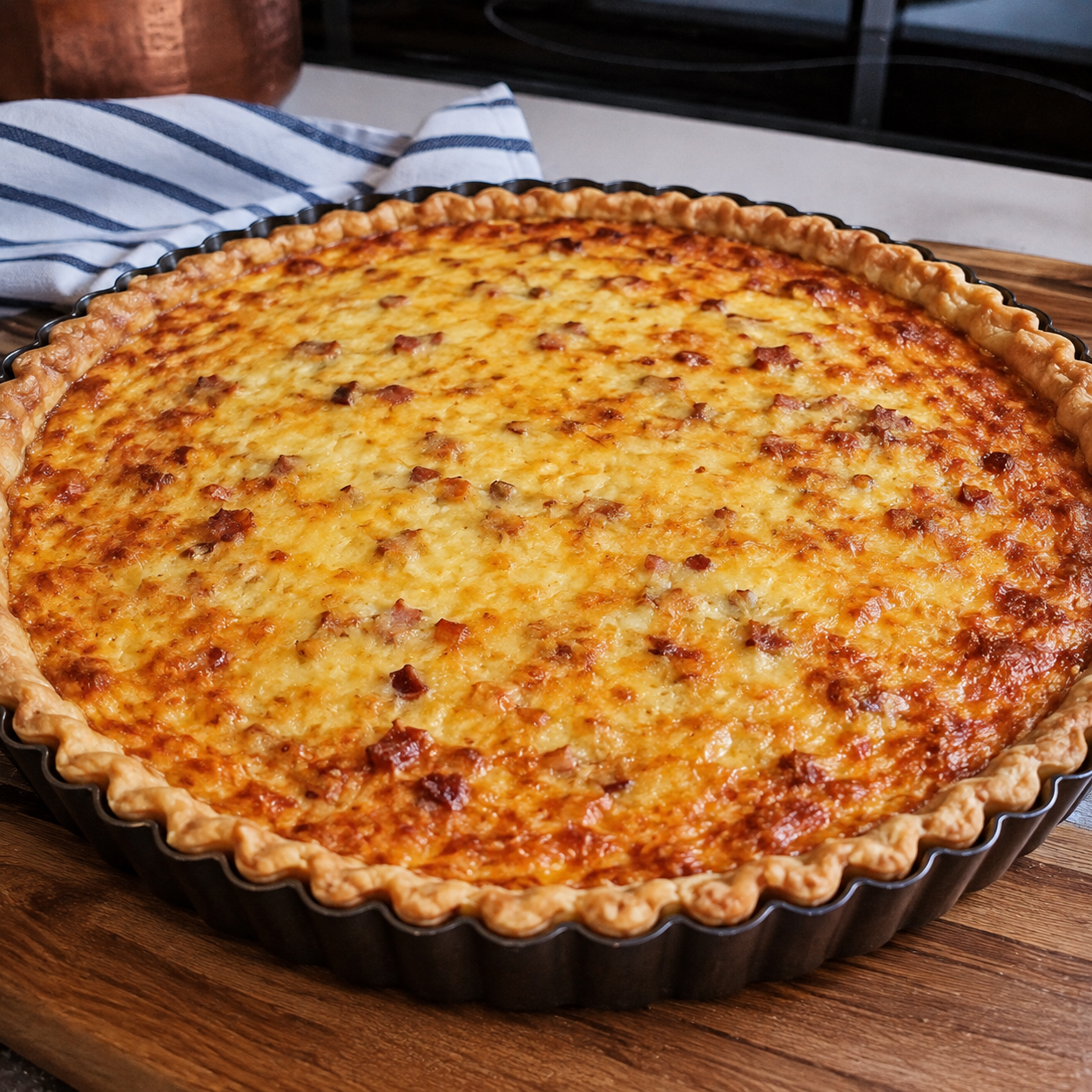 Quiche dourada recém-saída do forno.
